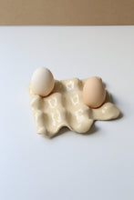 Încarcă imaginea în vizualizatorul Galerie, Suport din ceramică manuală pentru ouă KUTT Mater

